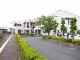 広々とした駐車場が用意されている庄和南公民館の外観の写真（「庄和南公民館」のページへリンク）